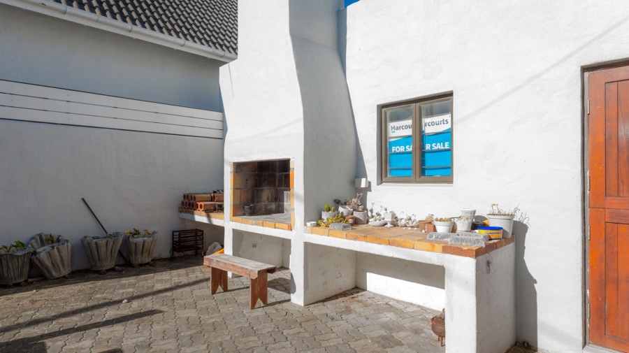 To Let 4 Bedroom Property for Rent in Struisbaai Western Cape